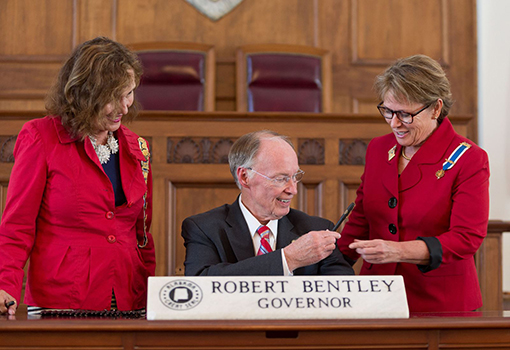 AL Governor Bentley giving pen to DAR member